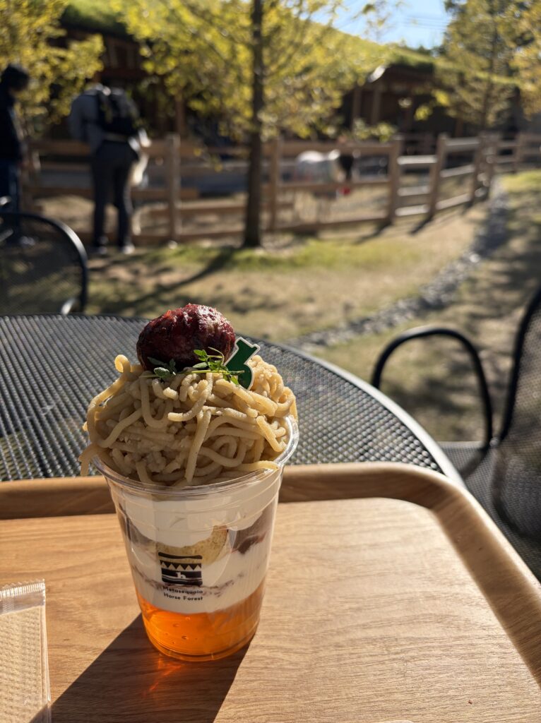 「観光養老牧場 メタセコイアと馬の森」にて、「季節のパフェ・栗」の写真画像| マツキヨコの絵日記