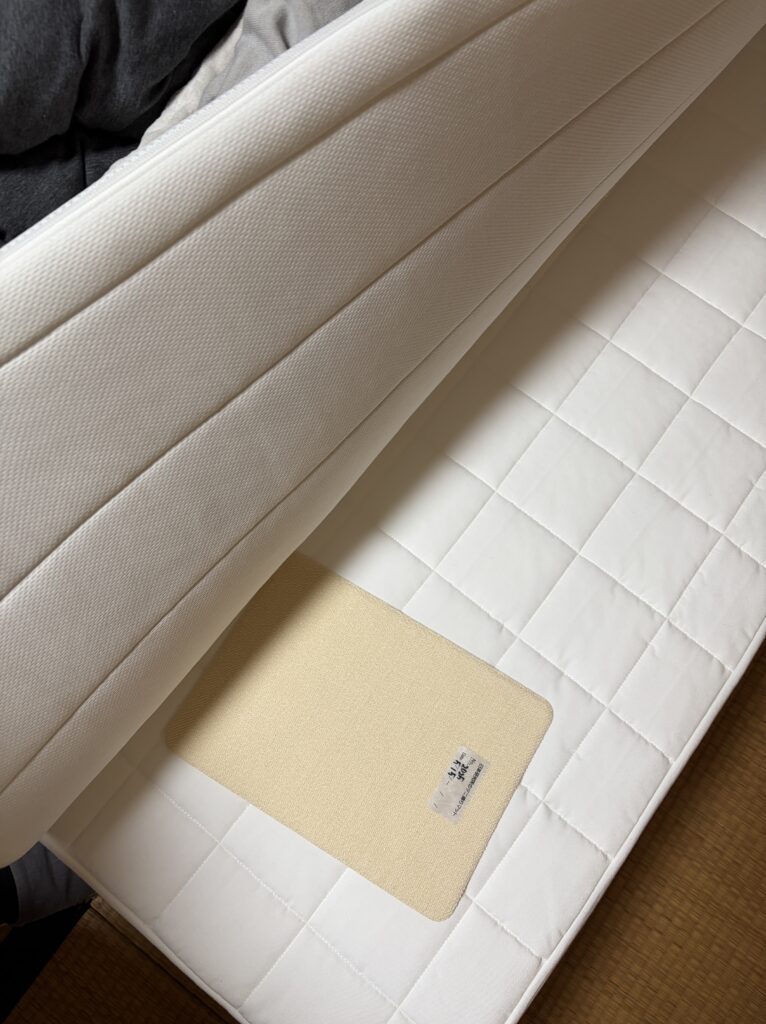 通販生活のダニ捕りマットが優秀な件、ダニ取りマットを設置しているところの写真 | マツキヨコの絵日記