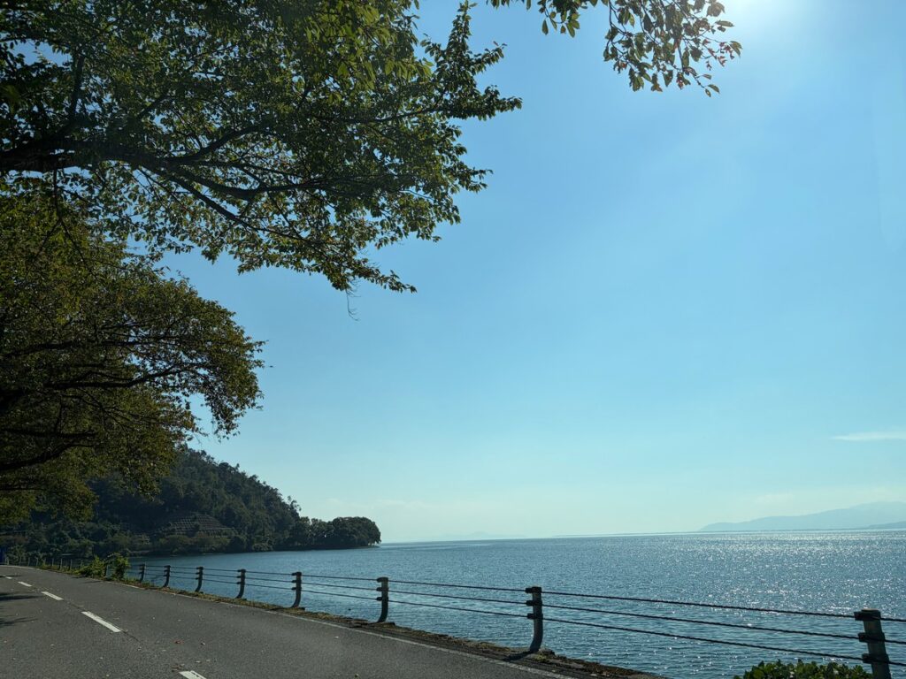 琵琶湖のすぐ横を走る奥琵琶湖の湖岸の道
