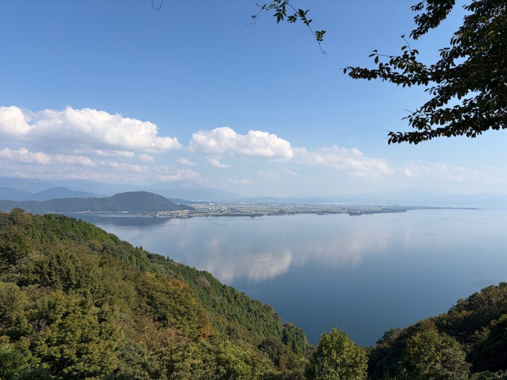 奥琵琶湖パークウェイのつづら尾崎展望台から見た琵琶湖。湖面に雲が映っている