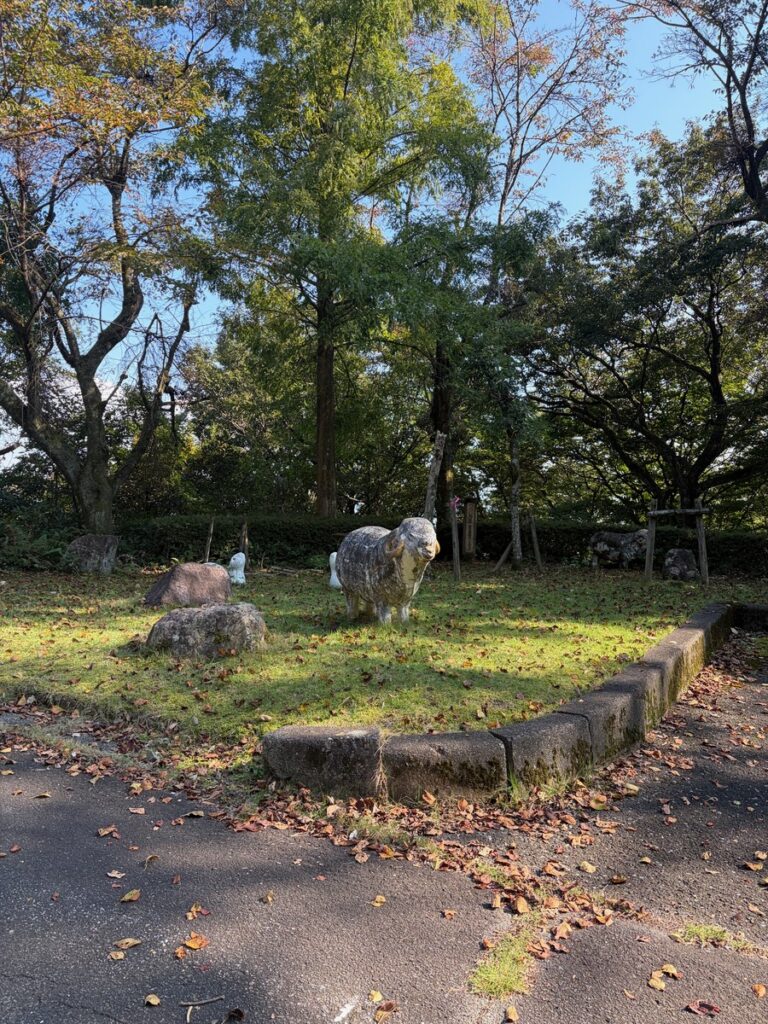 奥琵琶湖パークウェイの途中にある羊のモニュメント
